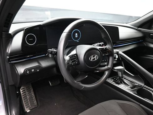 Used 2025 Hyundai Elantra SEL FWD image 14