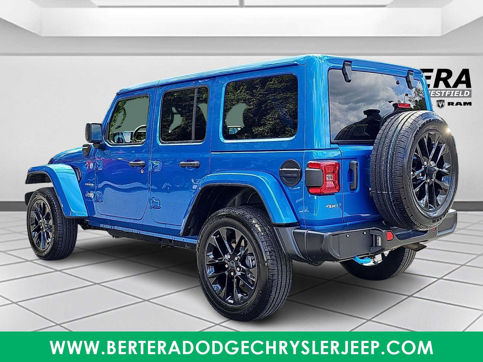 Used 2024 Jeep Wrangler Unlimited Sahara AWD/4WD image 4