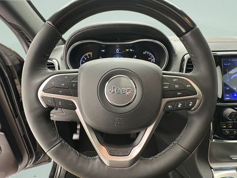 Used 2019 Jeep Grand Cherokee Overland AWD/4WD image 17
