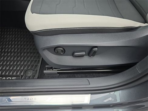 New 2025 Volkswagen Taos SE image 30