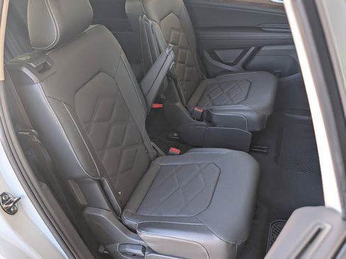 Used 2024 Volkswagen Atlas SE image 22