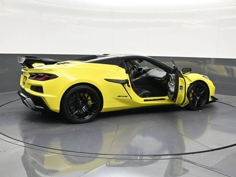 Used 2023 Chevrolet Corvette Z06 RWD image 32