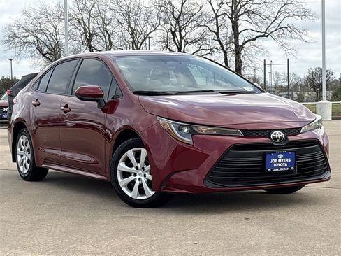 Used 2025 Toyota Corolla LE image 2