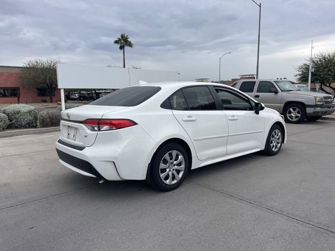 Used 2022 Toyota Corolla LE image 2