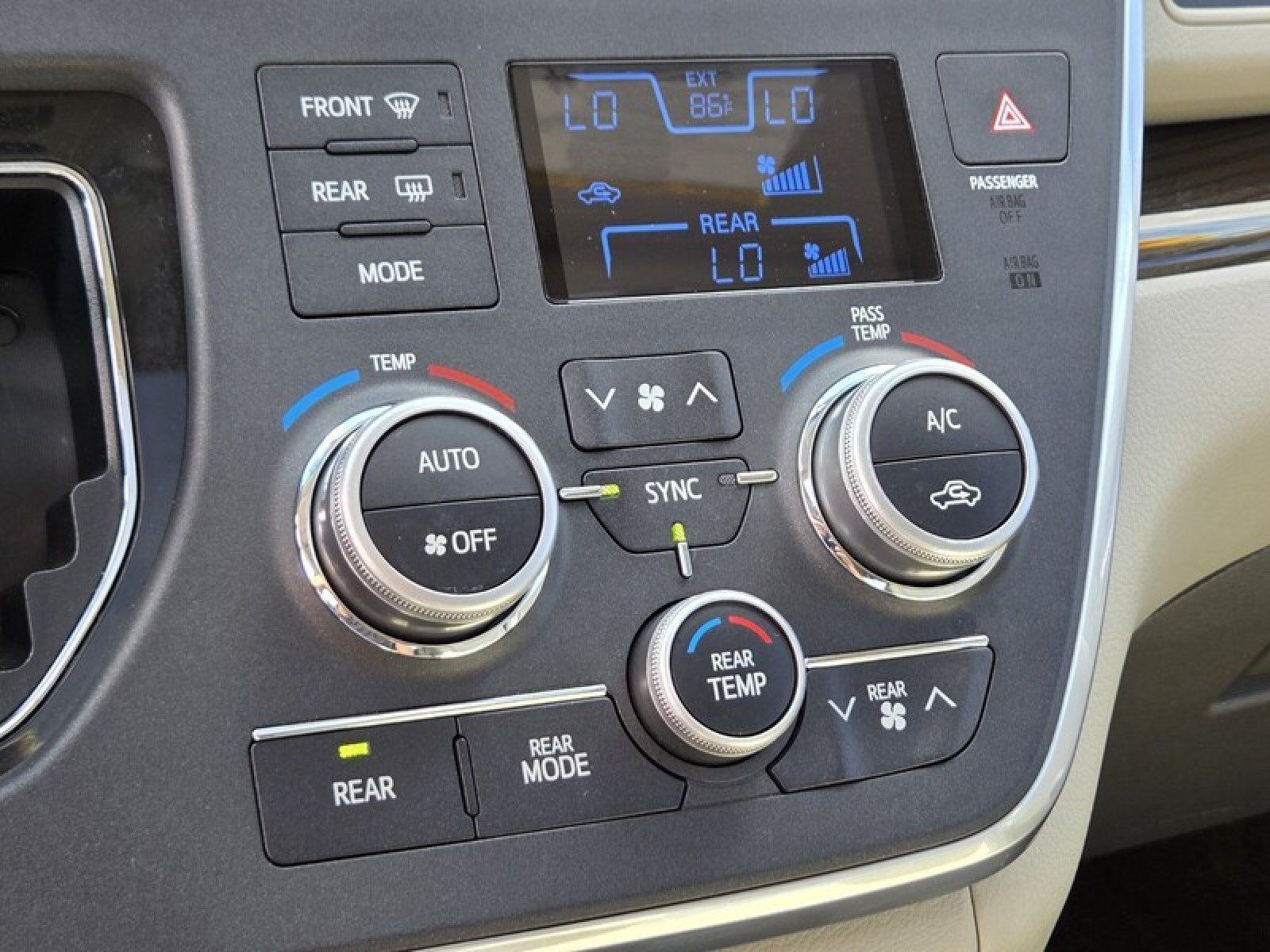 Used 2017 Toyota Sienna XLE Premium FWD image 33