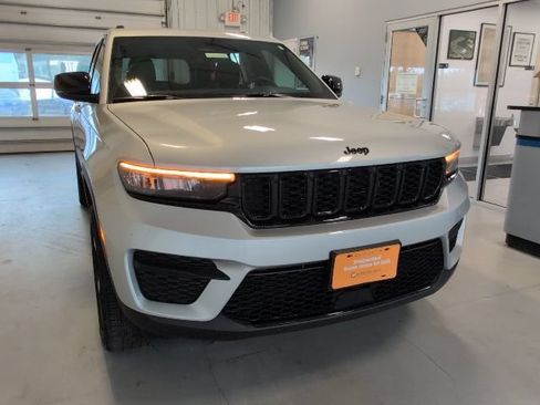 Used 2025 Jeep Grand Cherokee Altitude AWD/4WD image 41