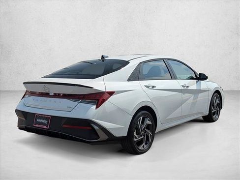 Used 2025 Hyundai Elantra SEL FWD image 2
