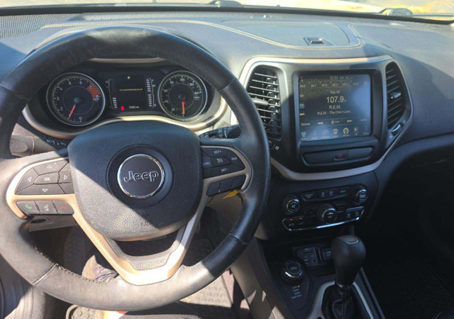 Used 2017 Jeep Cherokee Latitude w/ Cold Weather Group AWD/4WD image 7