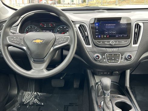 Used 2025 Chevrolet Malibu LT image 2
