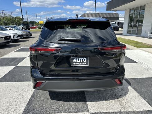 Used 2025 Toyota Highlander XLE AWD/4WD image 7