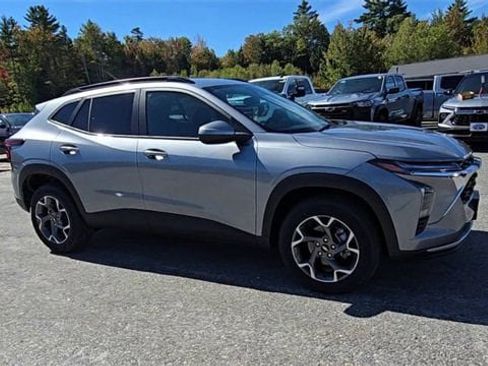 New 2025 Chevrolet Trax LT w/ Driver Confidence Package image 2
