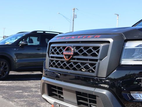 Used 2022 Nissan Frontier Pro-X image 2