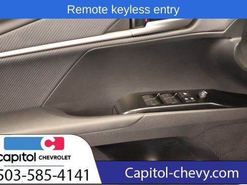 Used 2025 Toyota Camry SE image 11