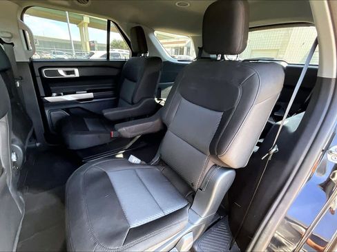 Used 2022 Ford Explorer XLT image 18