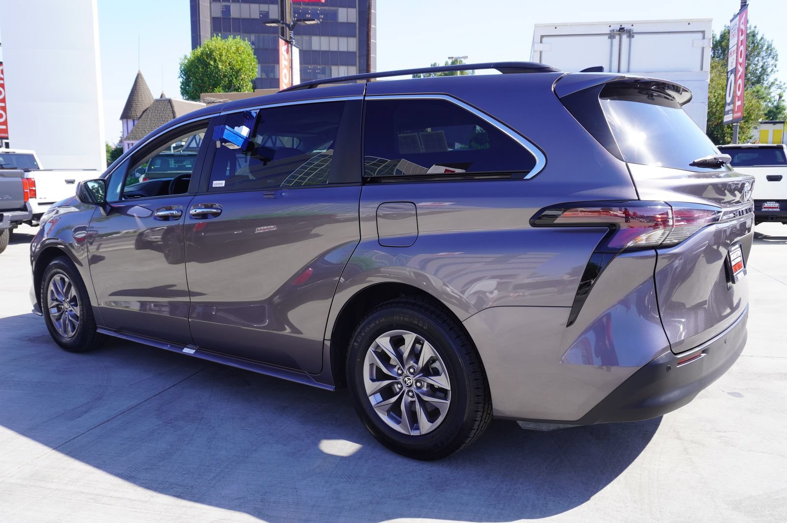 Certified 2023 Toyota Sienna XLE FWD image 5