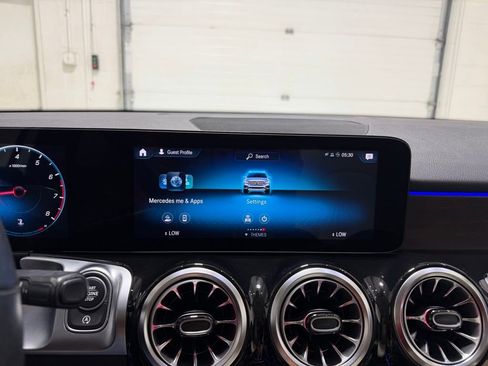 Used 2022 Mercedes-Benz GLB 250 4MATIC w/ Premium Package Lite image 17