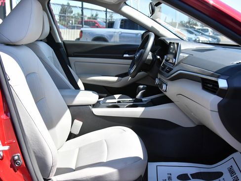 Used 2025 Nissan Altima 2.5 SV FWD image 41