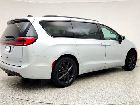 Used 2024 Chrysler Pacifica Touring-L w/ S Appearance Package AWD/4WD image 5