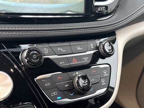 Certified 2024 Chrysler Pacifica Limited image 36