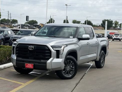 Used 2023 Toyota Tundra SR5 w/ SR5 Convenience Package RWD image 2