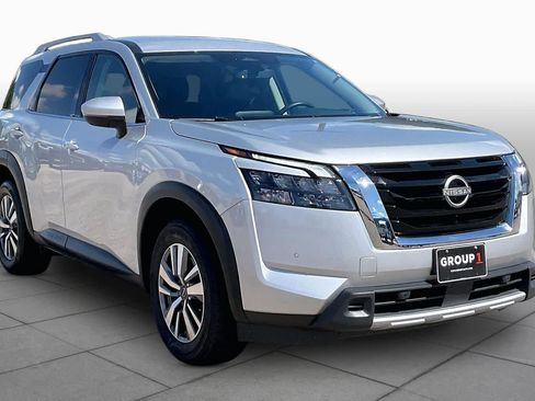Used 2025 Nissan Pathfinder SL FWD image 3