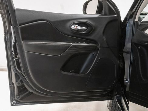 Used 2016 Jeep Cherokee Limited image 6