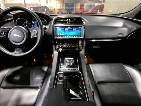 Used 2020 Jaguar F-PACE Premium image 16