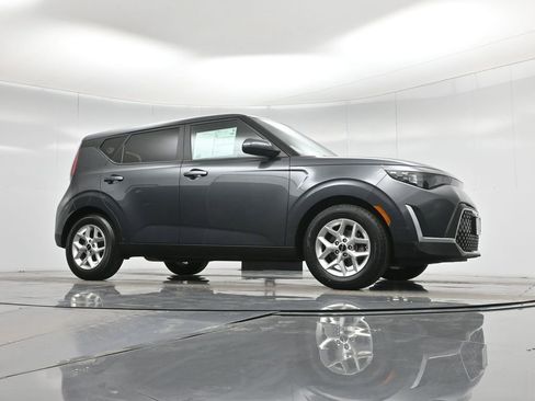 Used 2023 Kia Soul LX w/ Option Group 015 FWD image 4