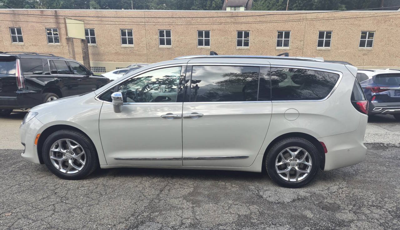 Used 2017 Chrysler Pacifica Limited w/ UConnect Theater Package FWD image 2