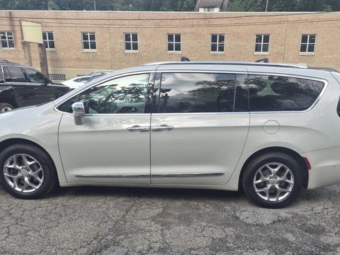 Used 2017 Chrysler Pacifica Limited w/ UConnect Theater Package FWD image 2
