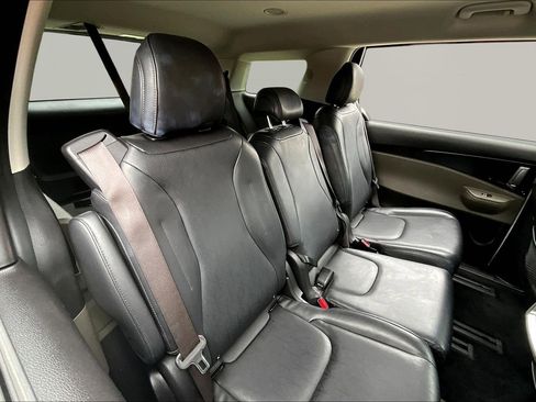 Used 2025 Kia Carnival FWD image 25