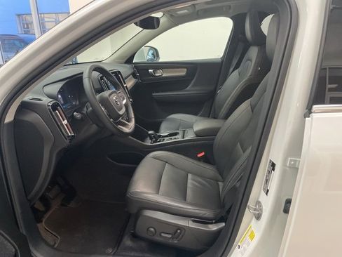 Certified 2025 Volvo XC40 B5 Core image 8