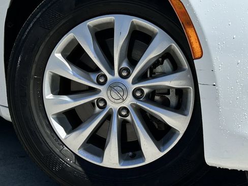 Used 2017 Chrysler Pacifica Touring w/ Tire & Wheel Group image 10