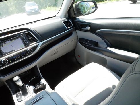 Used 2018 Toyota Highlander Limited AWD/4WD image 11