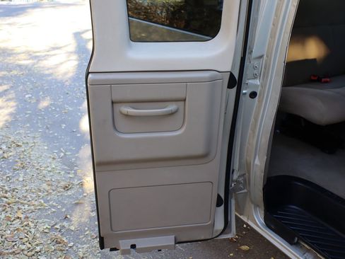 Used 2009 Ford E-350 and Econoline 350 Super Duty Wagon image 27