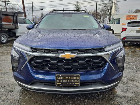 Used 2024 Chevrolet Trax LT image 2
