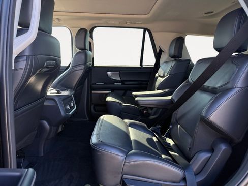 Used 2025 Ford Expedition Platinum image 13