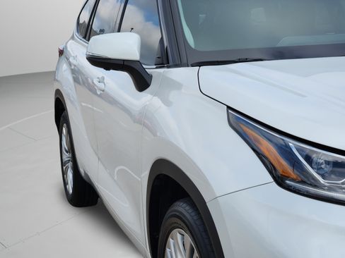 Used 2024 Toyota Highlander Platinum FWD image 34