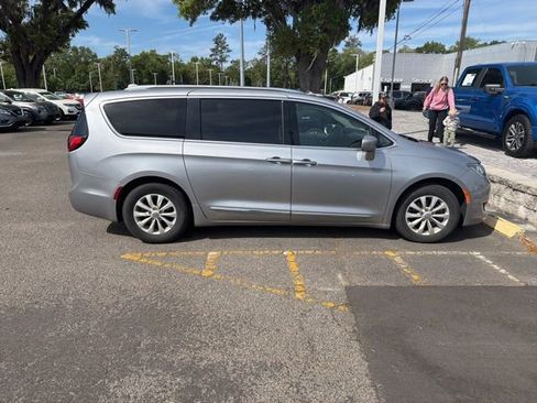 Used 2019 Chrysler Pacifica Touring-L image 7