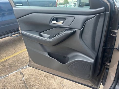Used 2025 Nissan Rogue SV AWD/4WD image 18