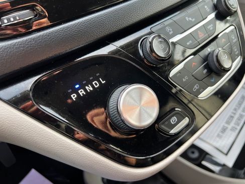 Used 2020 Chrysler Pacifica Touring-L image 28