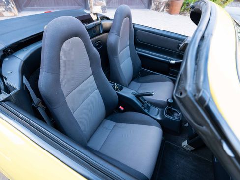 Used 2001 Toyota MR2 RWD image 32