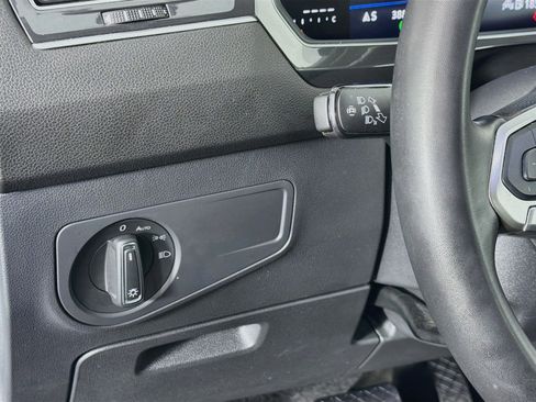 Used 2024 Volkswagen Tiguan SE AWD/4WD image 16