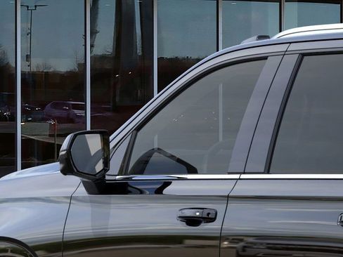 New 2026 Chevrolet Suburban LT image 12