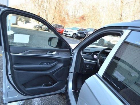 New 2025 Jeep Grand Cherokee Limited image 12