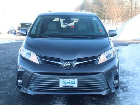 Used 2020 Toyota Sienna XLE Premium image 3