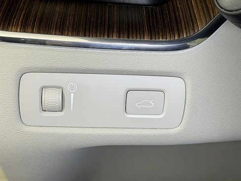 Used 2022 Volvo XC60 B5 Momentum image 21