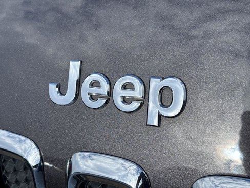 Used 2018 Jeep Cherokee Latitude Plus w/ Comfort/Convenience Group FWD image 7