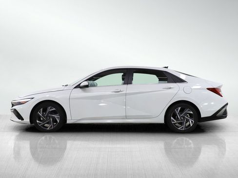 Used 2025 Hyundai Elantra SEL image 2