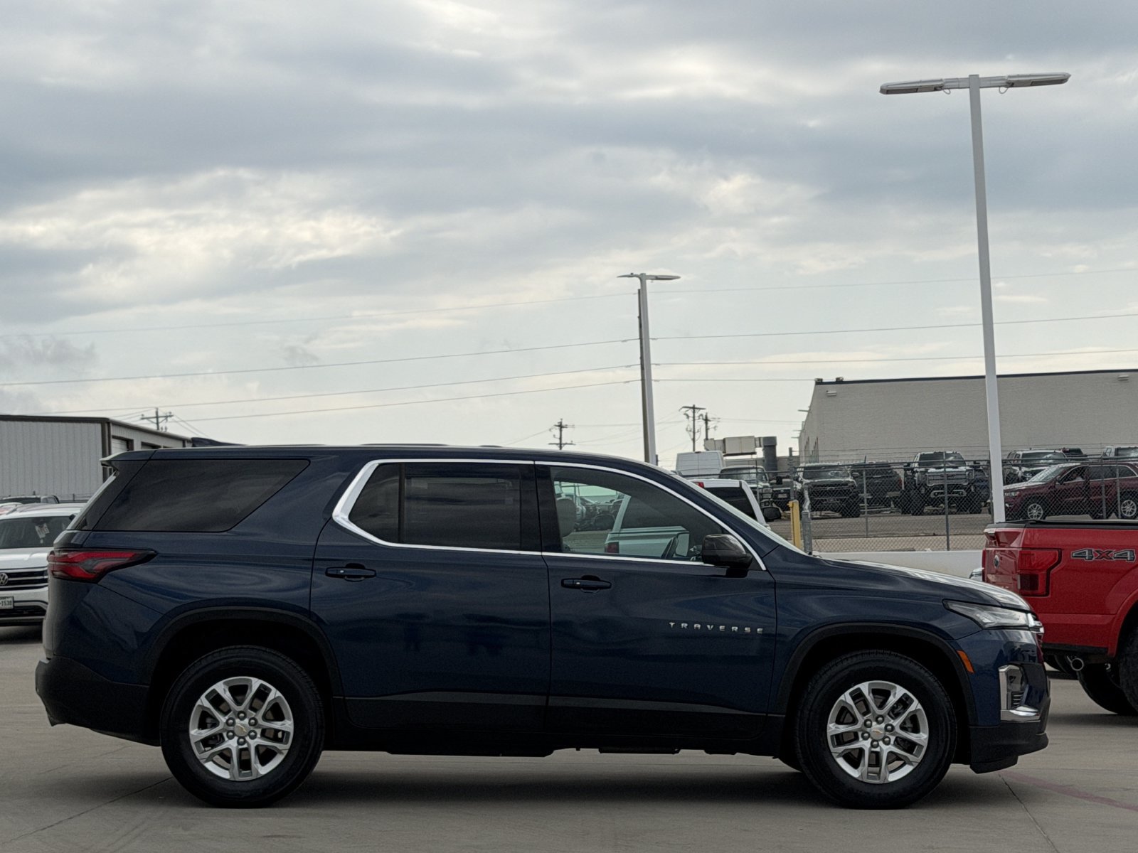 Used 2022 Chevrolet Traverse LS FWD image 3